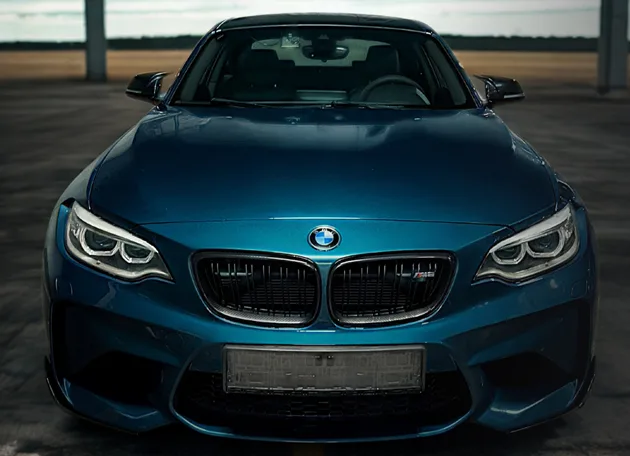 Modré BMW M2 zepředu
